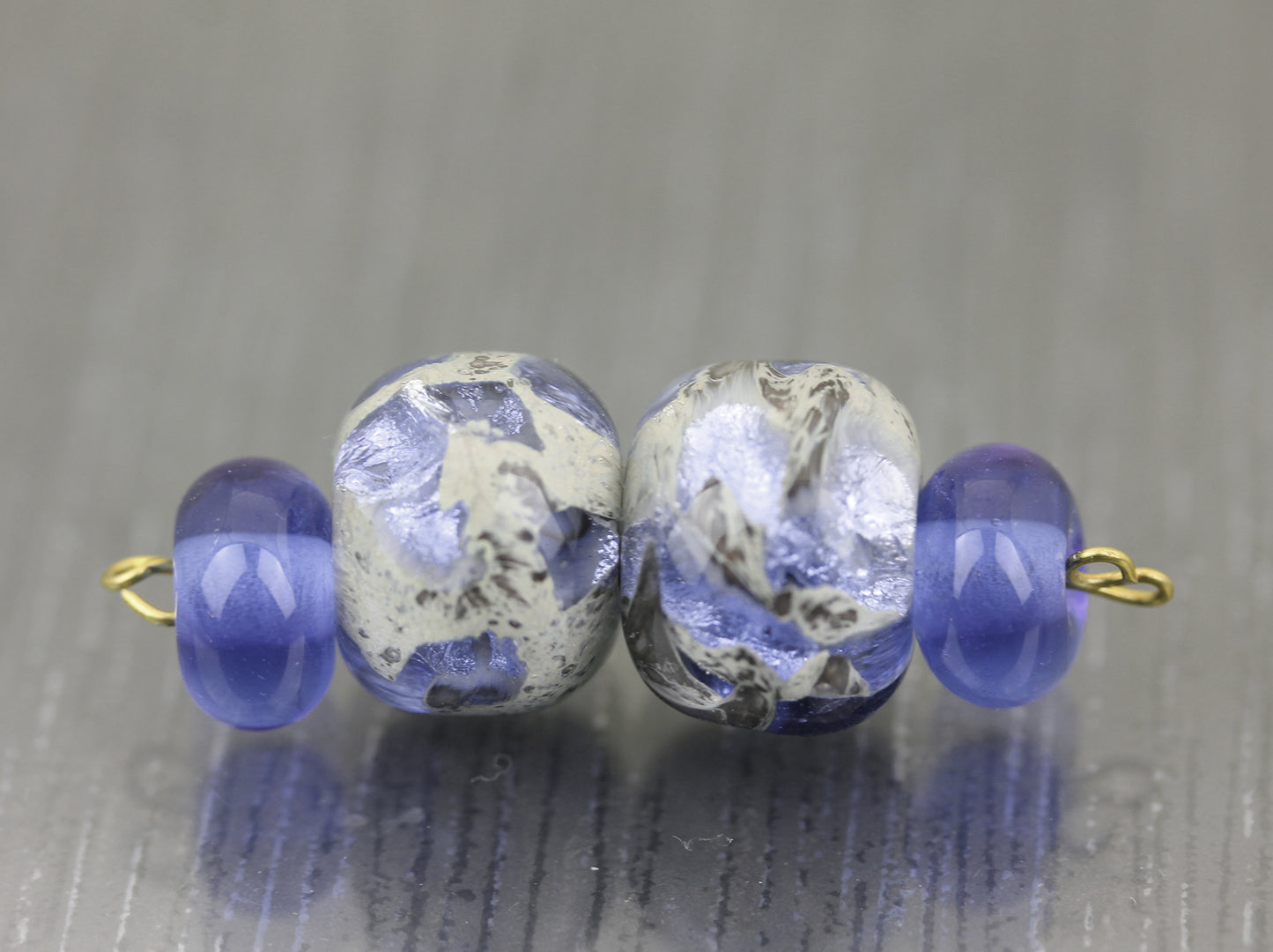 Paire de perles bleu lavande Sea Rocks + intercalaires