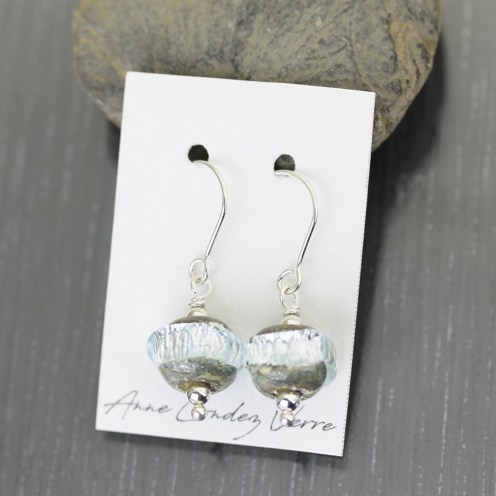 Boucles d'oreilles pendantes verre et argent Sea Rocks blanches par Anne Londez