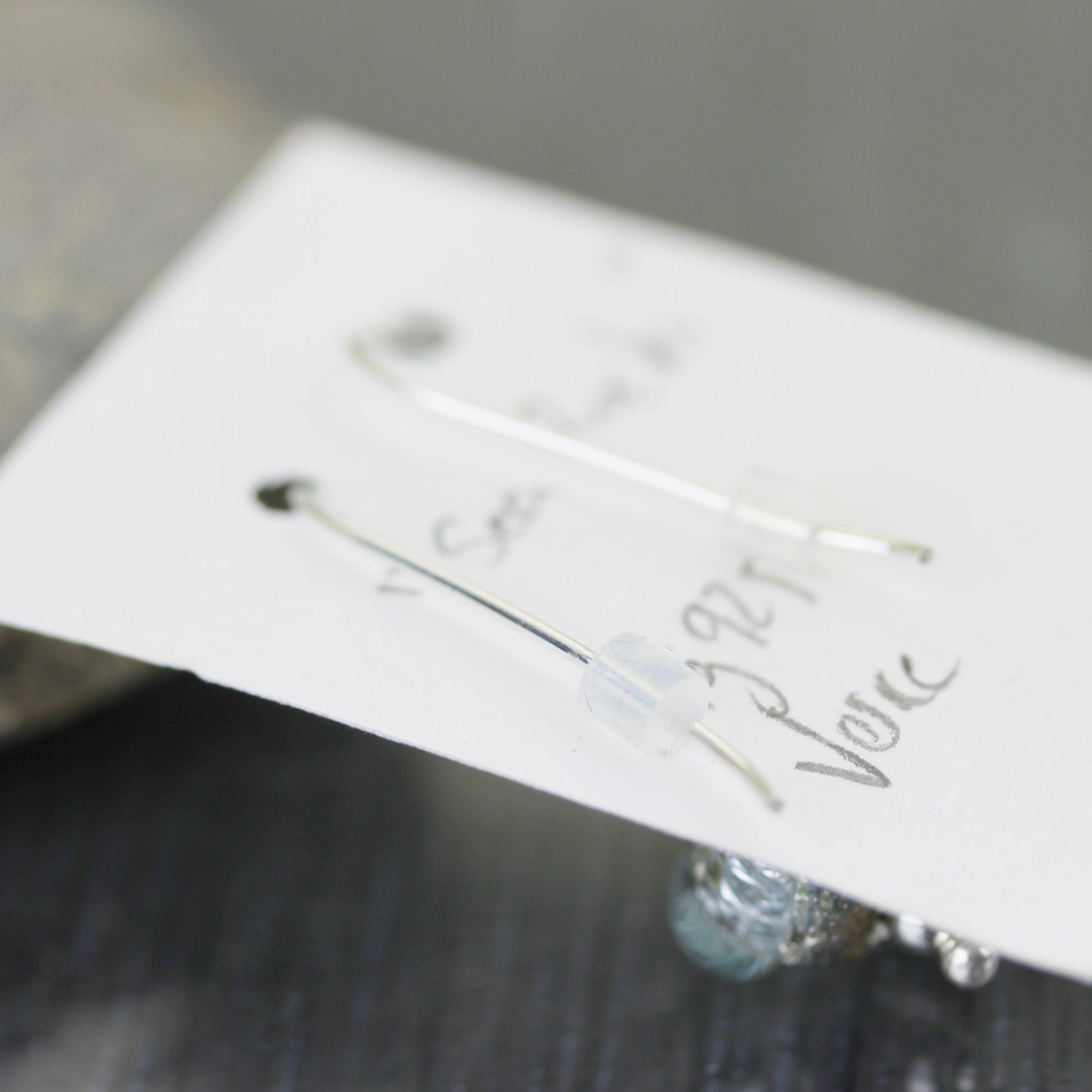Boucles d'oreilles pendantes verre et argent 925 Sea Rocks blanches par Anne Londez