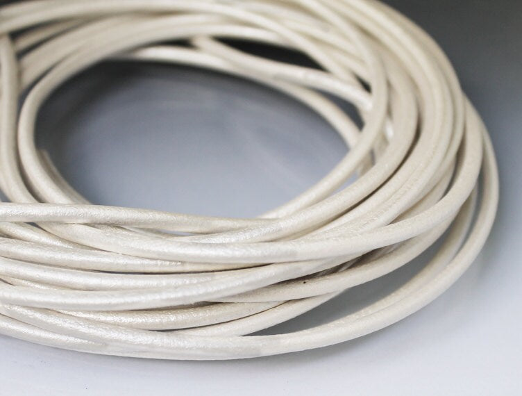 1 m Cordon cuir blanc métallisé 3 mm Cuir 3mm Cuir pleine fleur 3 mm Cuir blanc nacré Cuir métallisé Cordon métallisé Cordon 3 mm