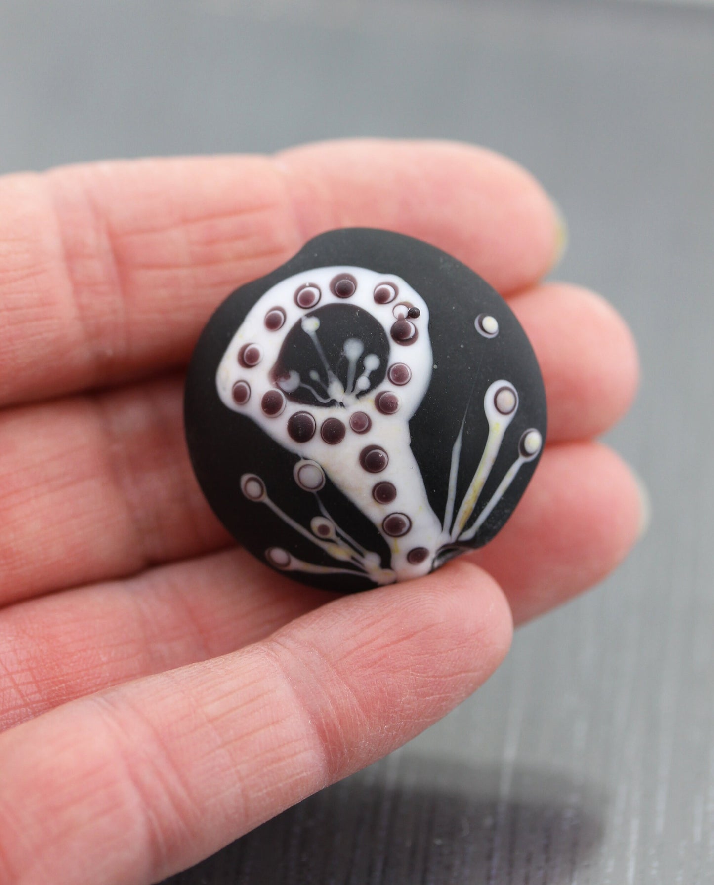 Grande Perle focale noire blanche lentille en verre pour centre de collier. Perle plate Perle en verre dépolie Miro Anne Londez SRA