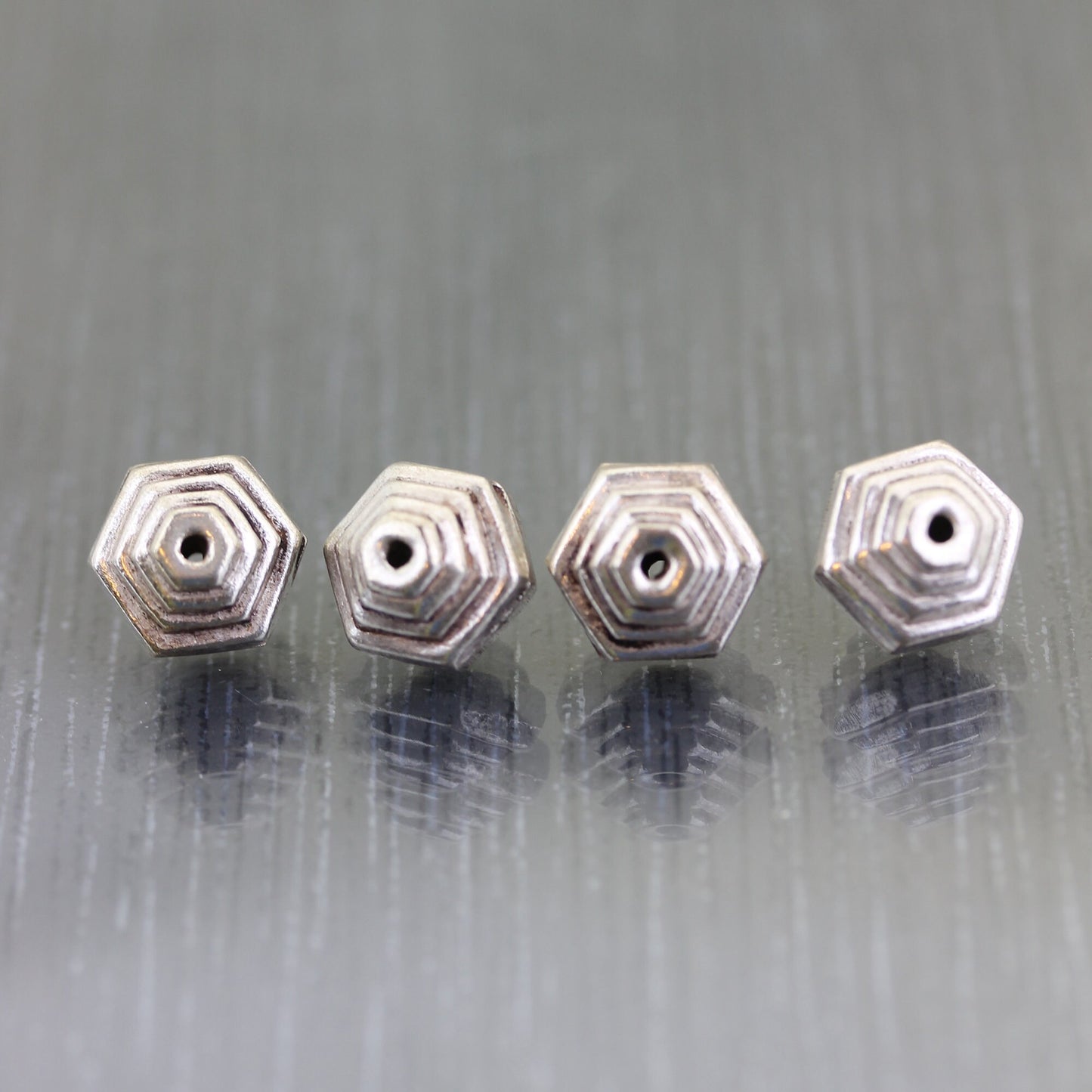 4 perles en argent carrées pyramide carrées. Argent 925 Sterlin. Fournitures de bijouterie. Intercalaires argentés, petites perles cubiques