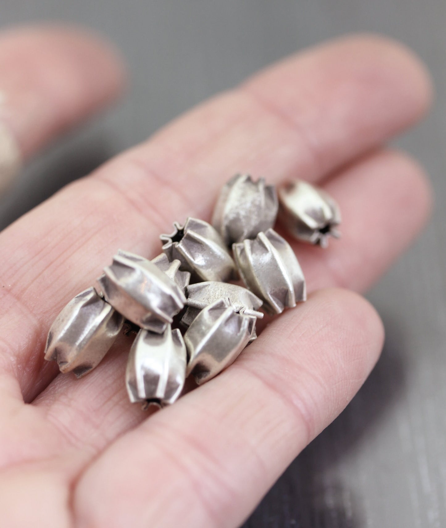 10 perles en argent cylindriques motif plié. Argent 925 Sterling. Tube motif pois fleur. Fournitures de bijouterie, Intercalaires argentés,