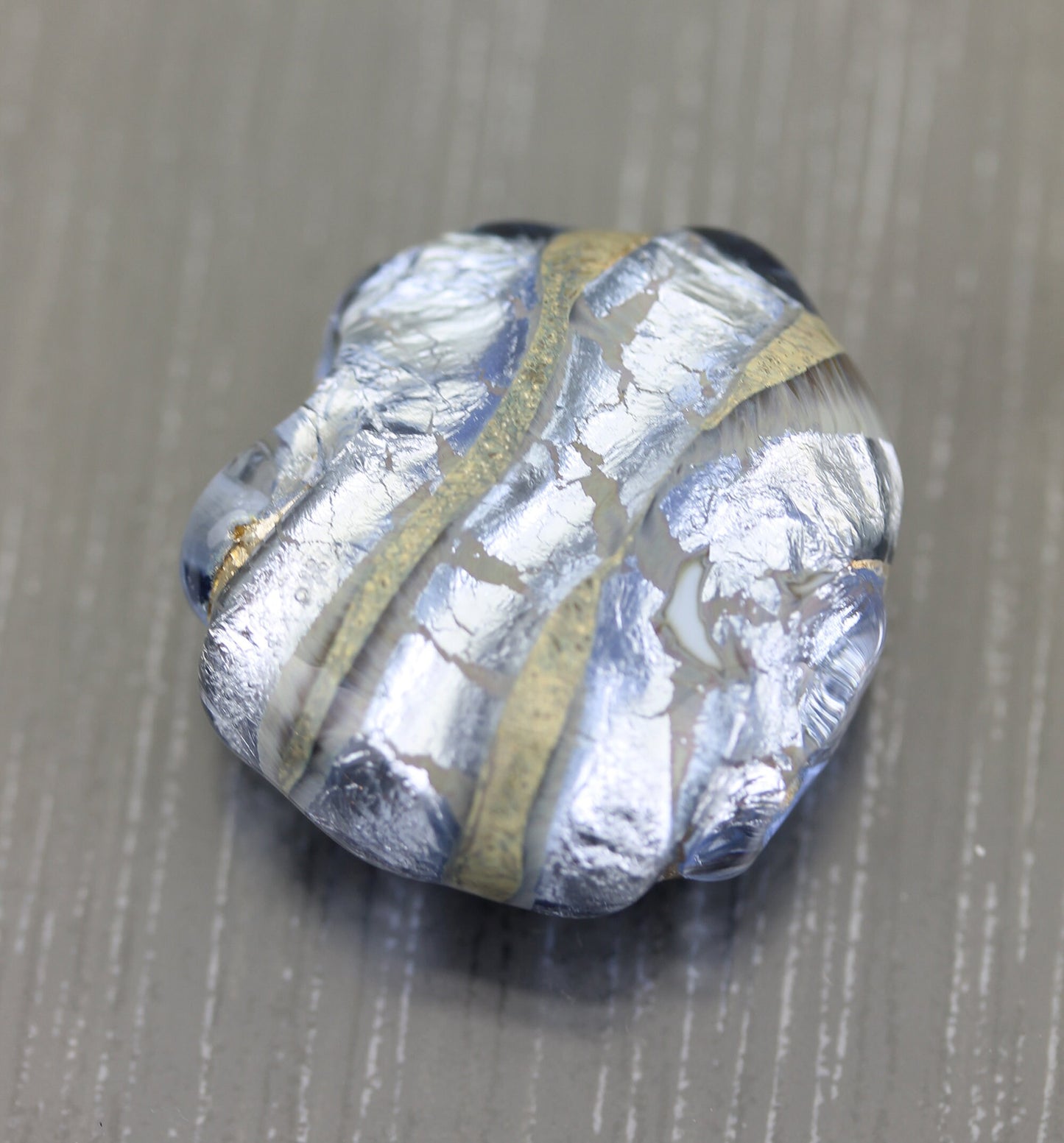 Grande perle focale plate bleue lavande. Centre de collier bleu. Perle en verre lampwork plate par Anne Londez