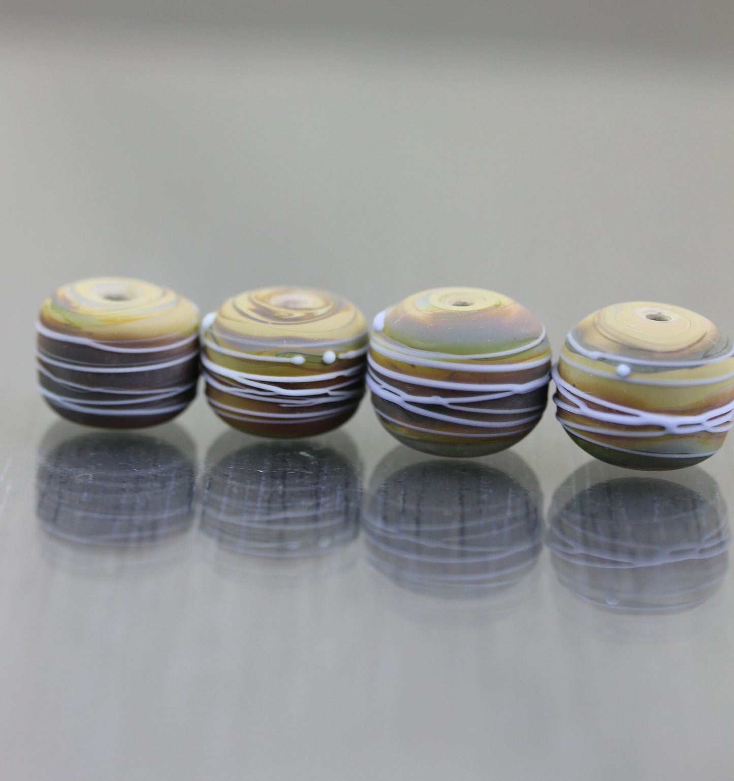 2 Paires de perles en verre beiges, marron, pourpre avec rayures bleu lavande pour boucles d'oreilles, bracelet Lampwork Cocon Anne Londez