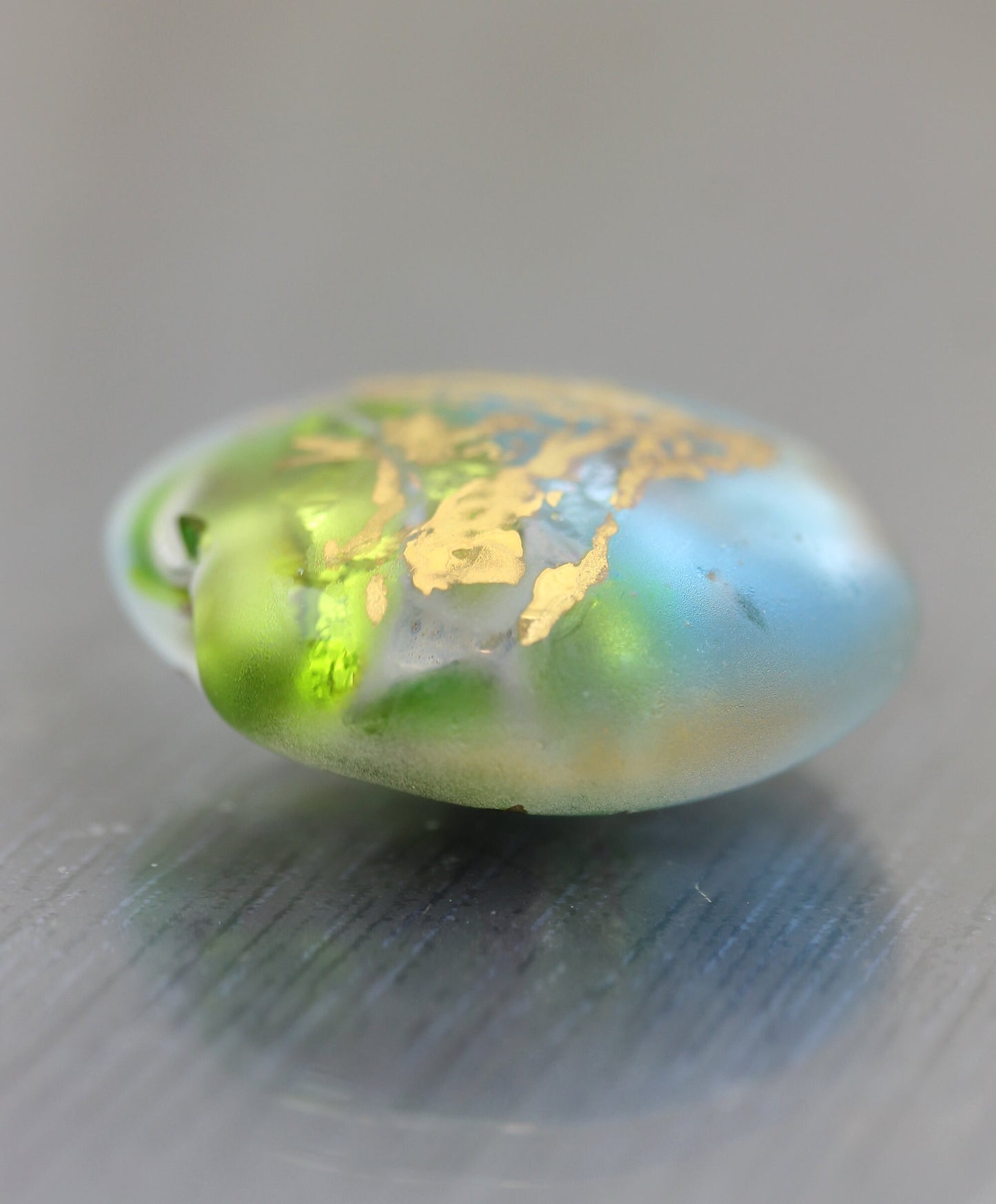 Grand perle focale en verre verte et bleue dorée Cervin faite main pour centre de collier. Perle de verre matte papillons Anne Londez SRA