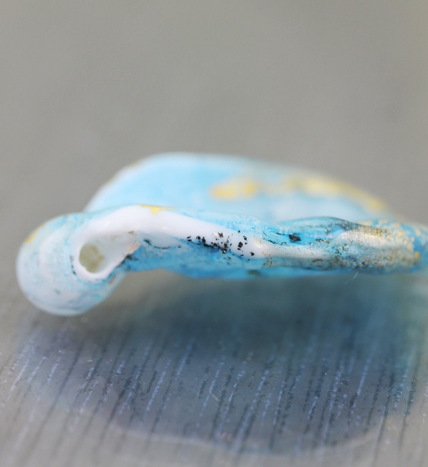 Grande Perle Feuillr/Plume bleu turquoise et or 18 carats. Perle en verre plate fine pour pendentif, centre de collier Anne Londez SRA OOAK