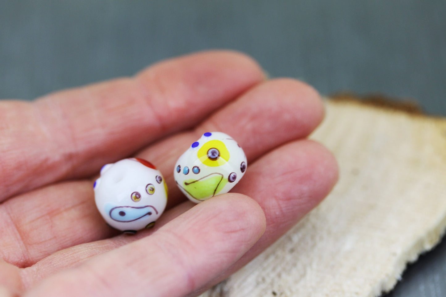 2 Perles en verre blanches Miro. Lot de Perles de verre au chalumeau intercalaires. Artisan lampwork perles d'art Anne Londez SRA OOAK