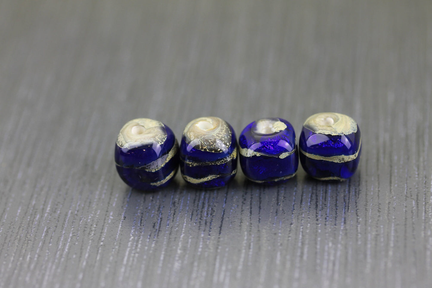 4 perles carrées bleu cobalt sombre. Perles de verre intercalaires grises irrégulières lampwork par Anne Londez