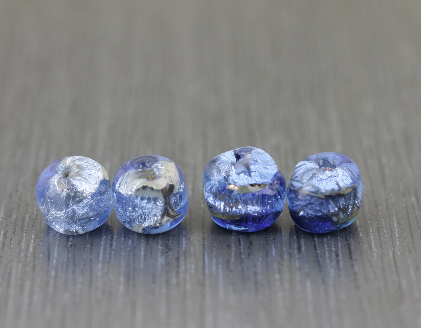 2 Paires de perles en verre filé au chalumeau rondes perles bleu lavande, bleu ciel Anne Londez SRA Sea Rocks Violet