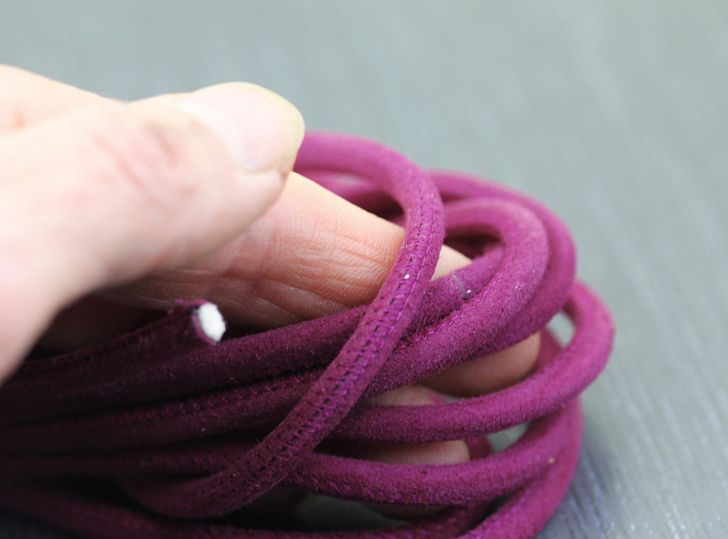 1 pied Cordon en daim rose framboise 4 mm, Cordon en suede Daim violet, Cuir 4mm, Cuir rond, cordon rose foncé, Cuir pour bracelet