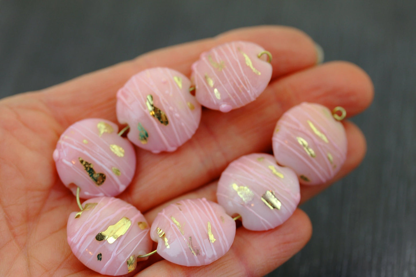 Lot de 7 Perles roses & or lentilles pour colliers. Perles de verre plates bombées rayées dorées 24k. Verre filé au chalumeau.Lampwork