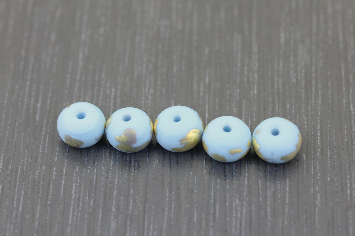 Lot de 5 perles en verre bleu ciel dorees or 24 carats. Interdacalaires en verre. Petites perles rondes pour boucles d'oreilles Anne Londez