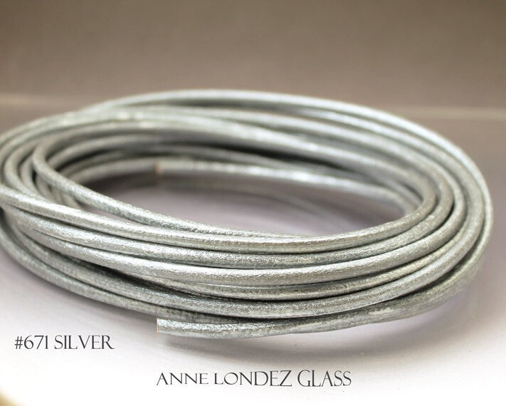 1 m Cordon cuir gris métallisé 3 mm Cuir 3mm Cuir pleine fleur 3 mm Cuir argenté Cuir métallisé Cordon métallisé Cordon 3 mm Cuir gris