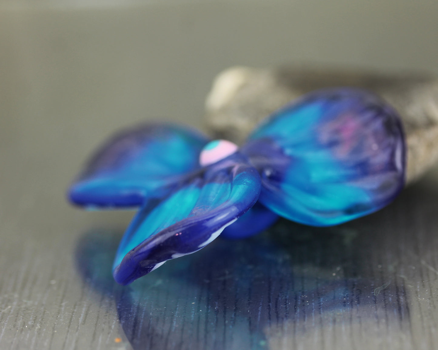 Grande fleur en verre bleu avec ruban en soir noir #2605714