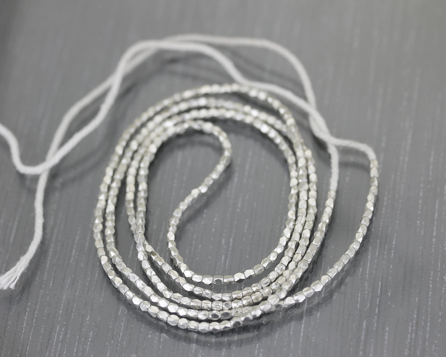 1 rang de perles en argent carrées cubiques Thai Karen HIll Tribe 2,5x2 mm