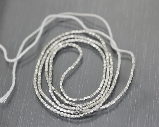 1 rang de perles en argent carrées cubiques Thai Karen HIll Tribe 2,5x2 mm