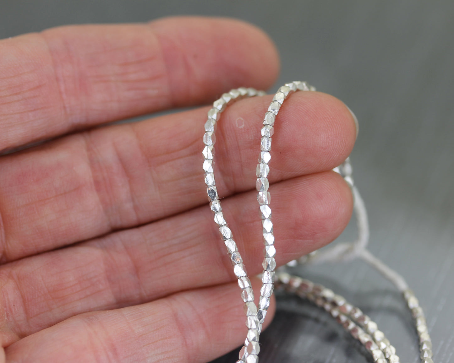 1 rang de perles en argent carrées cubiques Thai Karen HIll Tribe 2,5x2 mm