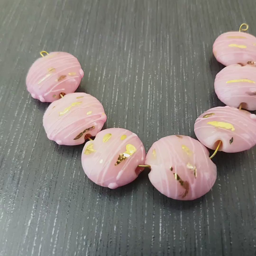 Lot de 7 Perles roses & or lentilles pour colliers. Perles de verre plates bombées rayées dorées 24k. Verre filé au chalumeau.Lampwork