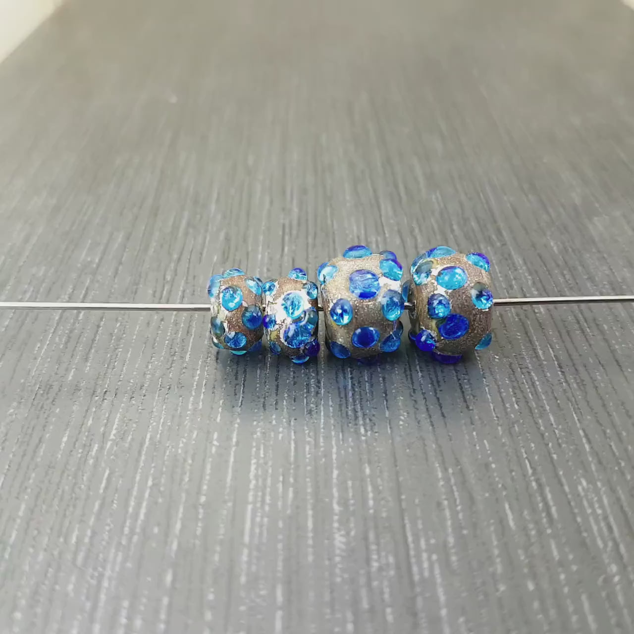 2 Paire de perles bleu cobalt. Duo de perles pour boucles d'oreilles. Perles grises et bleues.  Perle en verre Dés Anne Londez SRA