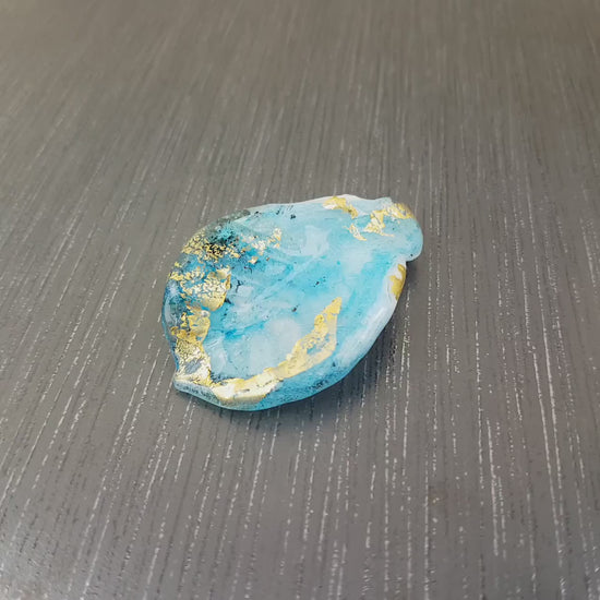 Grande Perle Feuillr/Plume bleu turquoise et or 18 carats. Perle en verre plate fine pour pendentif, centre de collier Anne Londez SRA OOAK