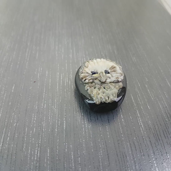 Grande Perle focale chouette ivoire et beige sur fond noir. Centre de collier Perle focale en verre filé fait main. artisan  Anne Londez SRA