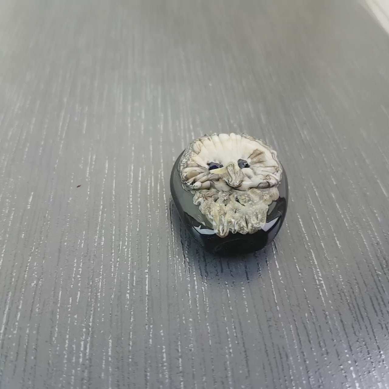 Grande Perle focale chouette ivoire et beige sur fond noir. Centre de collier Perle focale en verre filé fait main. artisan  Anne Londez SRA