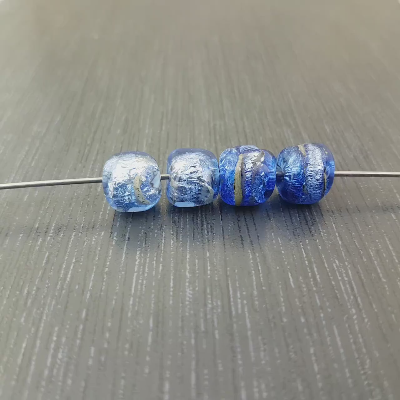 2 Paires de perles en verre filé au chalumeau rondes perles bleu lavande, bleu ciel Anne Londez SRA Sea Rocks Violet