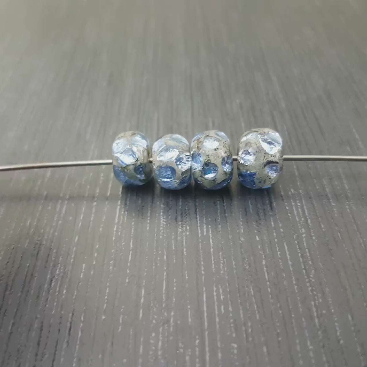 4 petites perles rondes bleu lavande clair, Lot de 4 Perles de verre lampwork bleues claires, Perles bleu pale par Anne Londez
