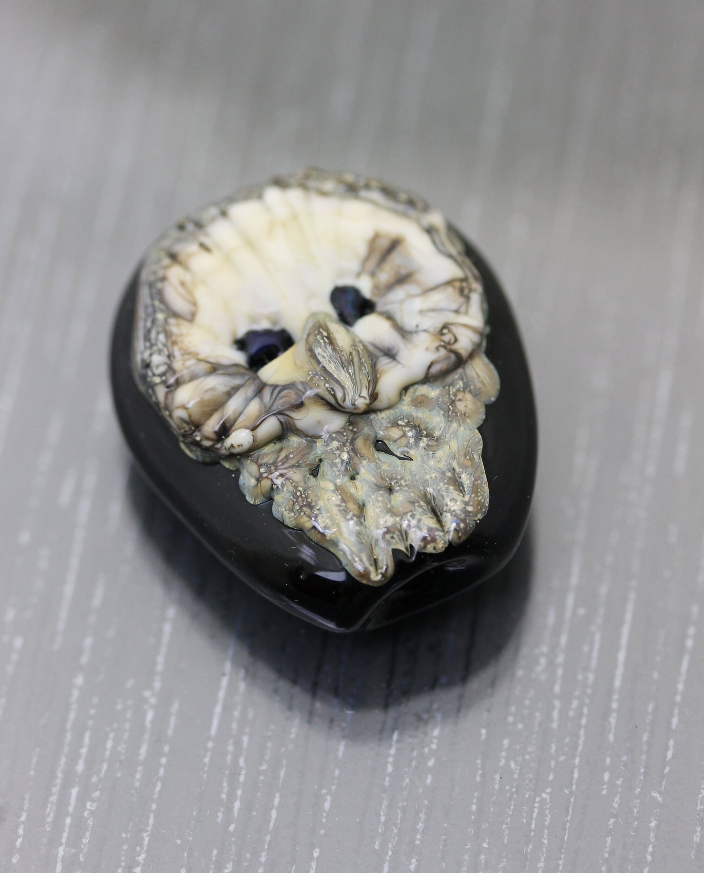 Grande Perle focale chouette ivoire et beige sur fond noir. Centre de collier Perle focale en verre filé fait main. artisan Anne Londez SRA