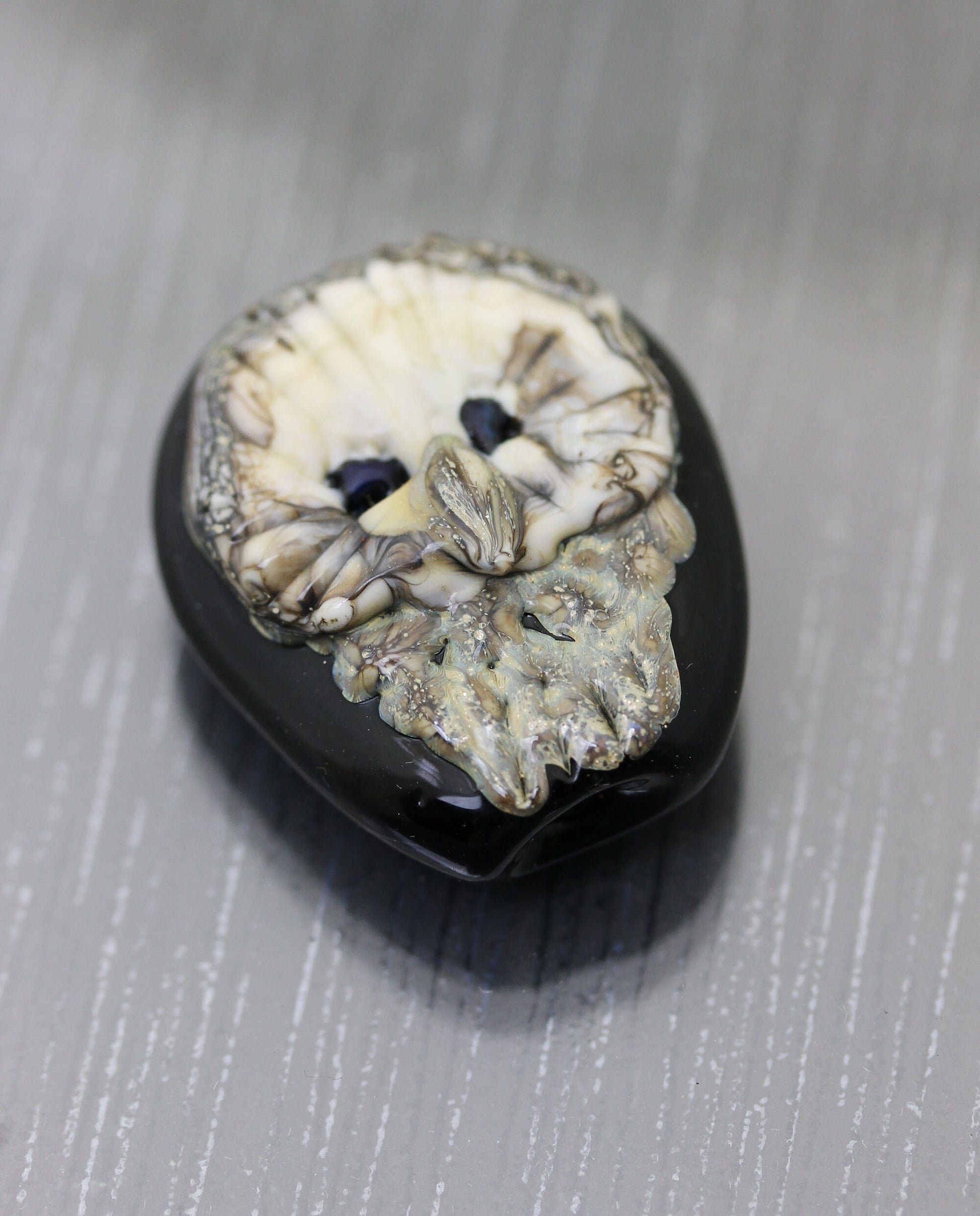 Grande Perle focale chouette ivoire et beige sur fond noir. Centre de collier Perle focale en verre filé fait main. artisan Anne Londez SRA