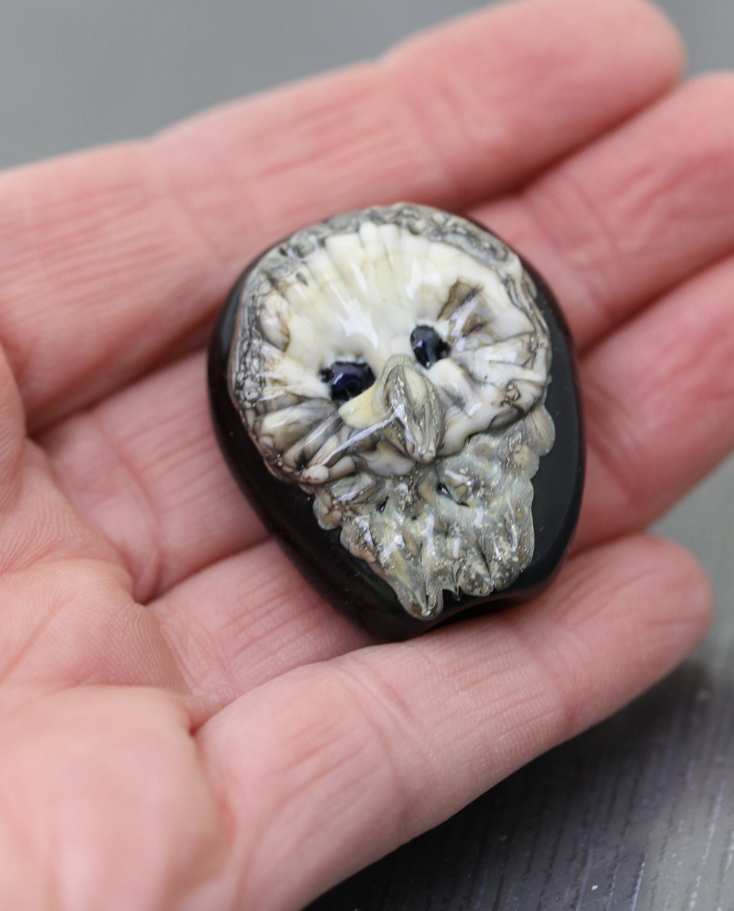 Grande Perle focale chouette ivoire et beige sur fond noir. Centre de collier Perle focale en verre filé fait main. artisan Anne Londez SRA