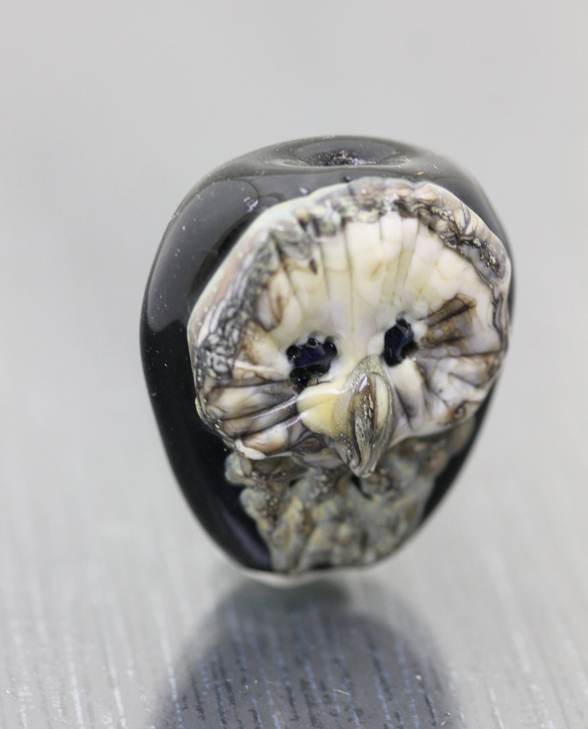 Grande Perle focale chouette ivoire et beige sur fond noir. Centre de collier Perle focale en verre filé fait main. artisan Anne Londez SRA