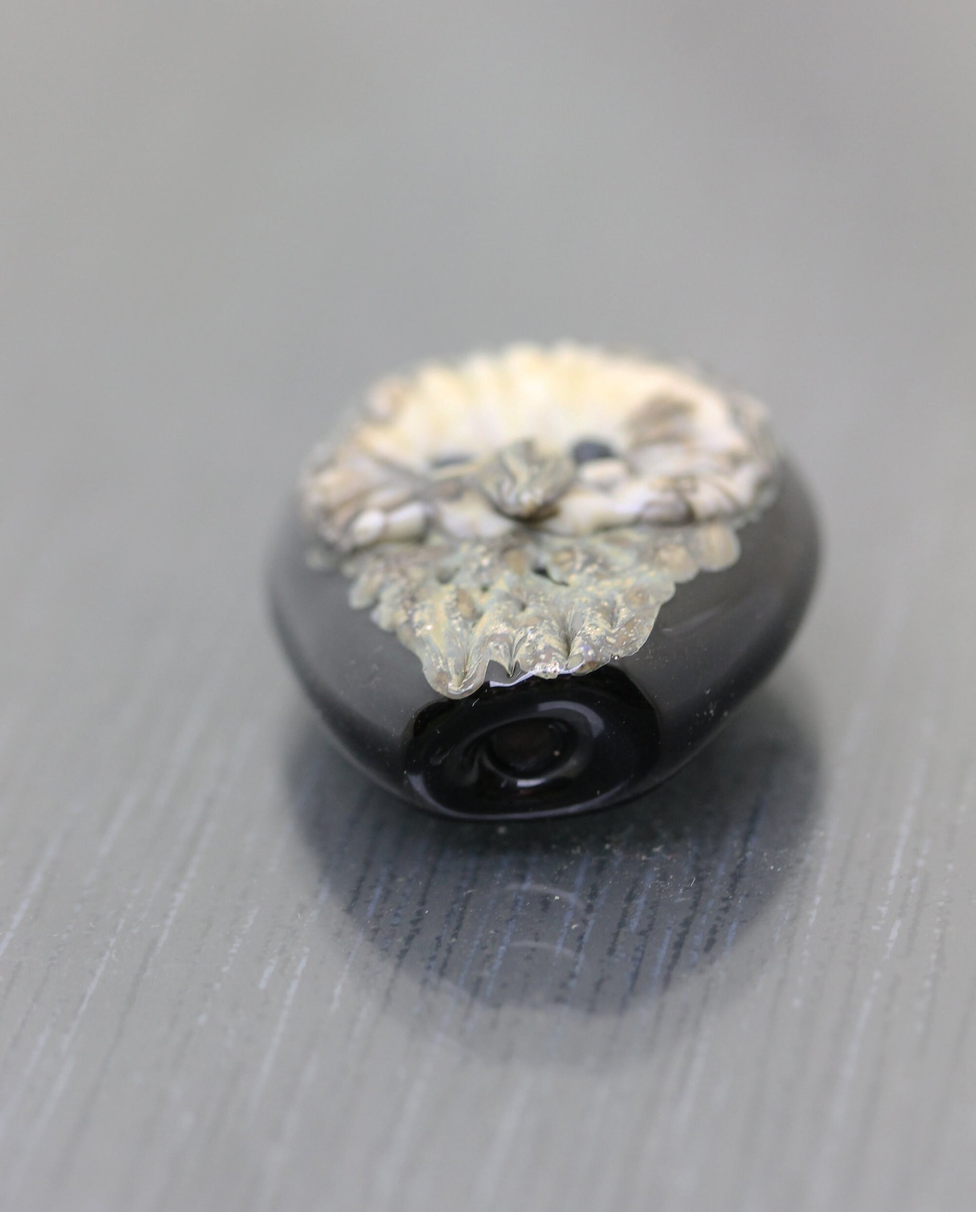 Grande Perle focale chouette ivoire et beige sur fond noir. Centre de collier Perle focale en verre filé fait main. artisan Anne Londez SRA