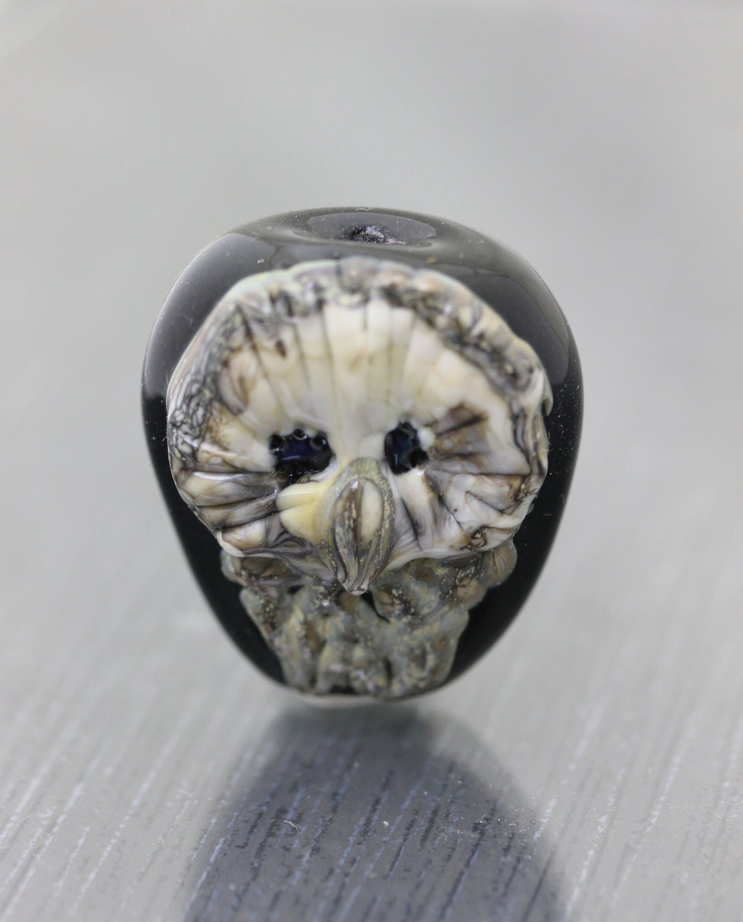 Grande Perle focale chouette ivoire et beige sur fond noir. Centre de collier Perle focale en verre filé fait main. artisan Anne Londez SRA