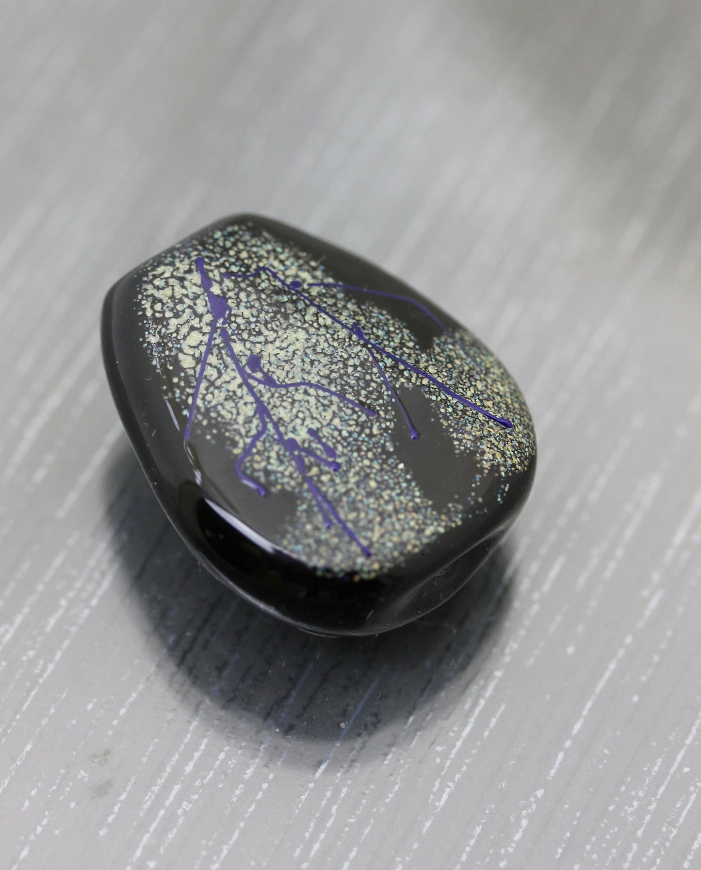 Grande Perle focale chouette ivoire et beige sur fond noir. Centre de collier Perle focale en verre filé fait main. artisan Anne Londez SRA