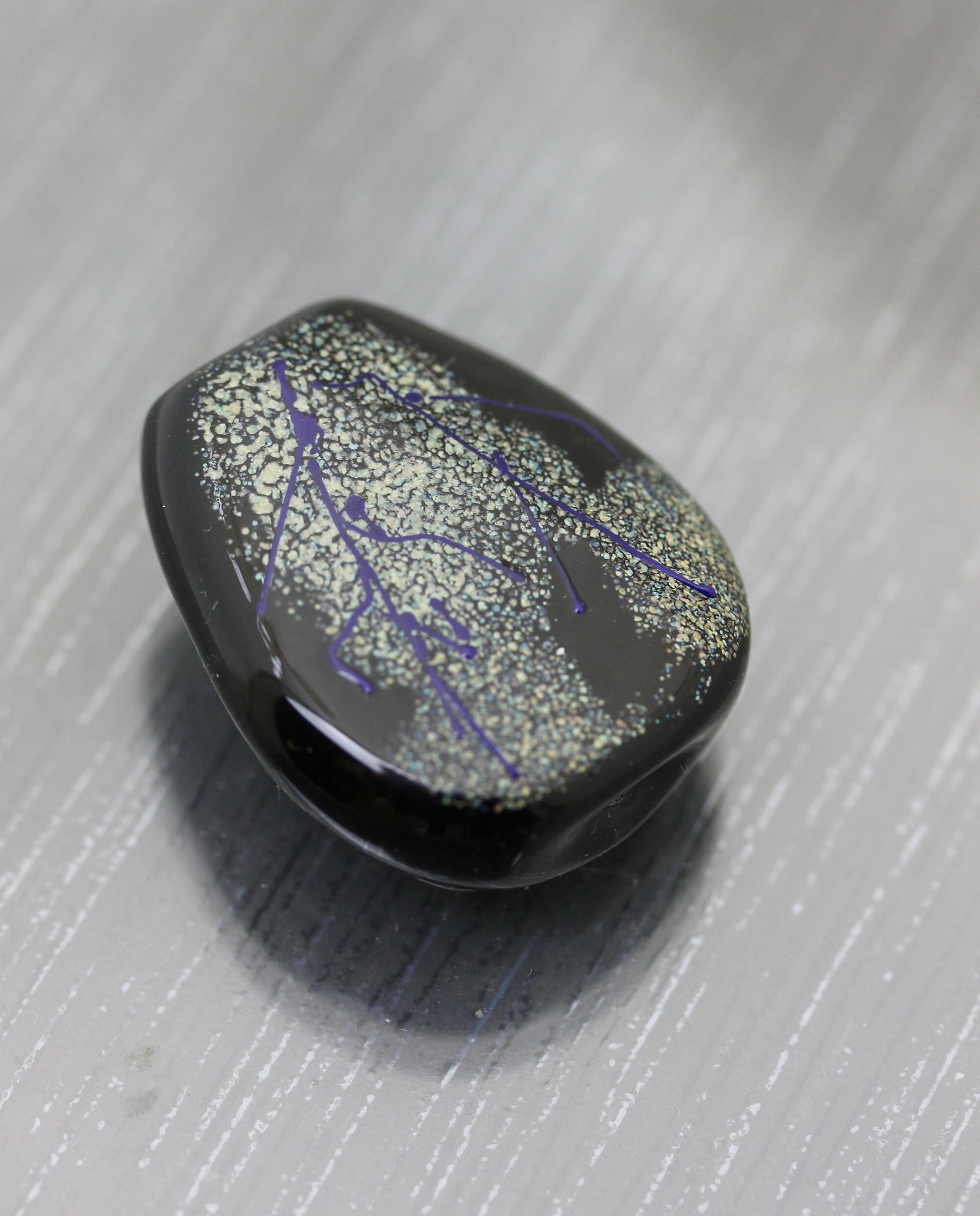 Grande Perle focale chouette ivoire et beige sur fond noir. Centre de collier Perle focale en verre filé fait main. artisan Anne Londez SRA