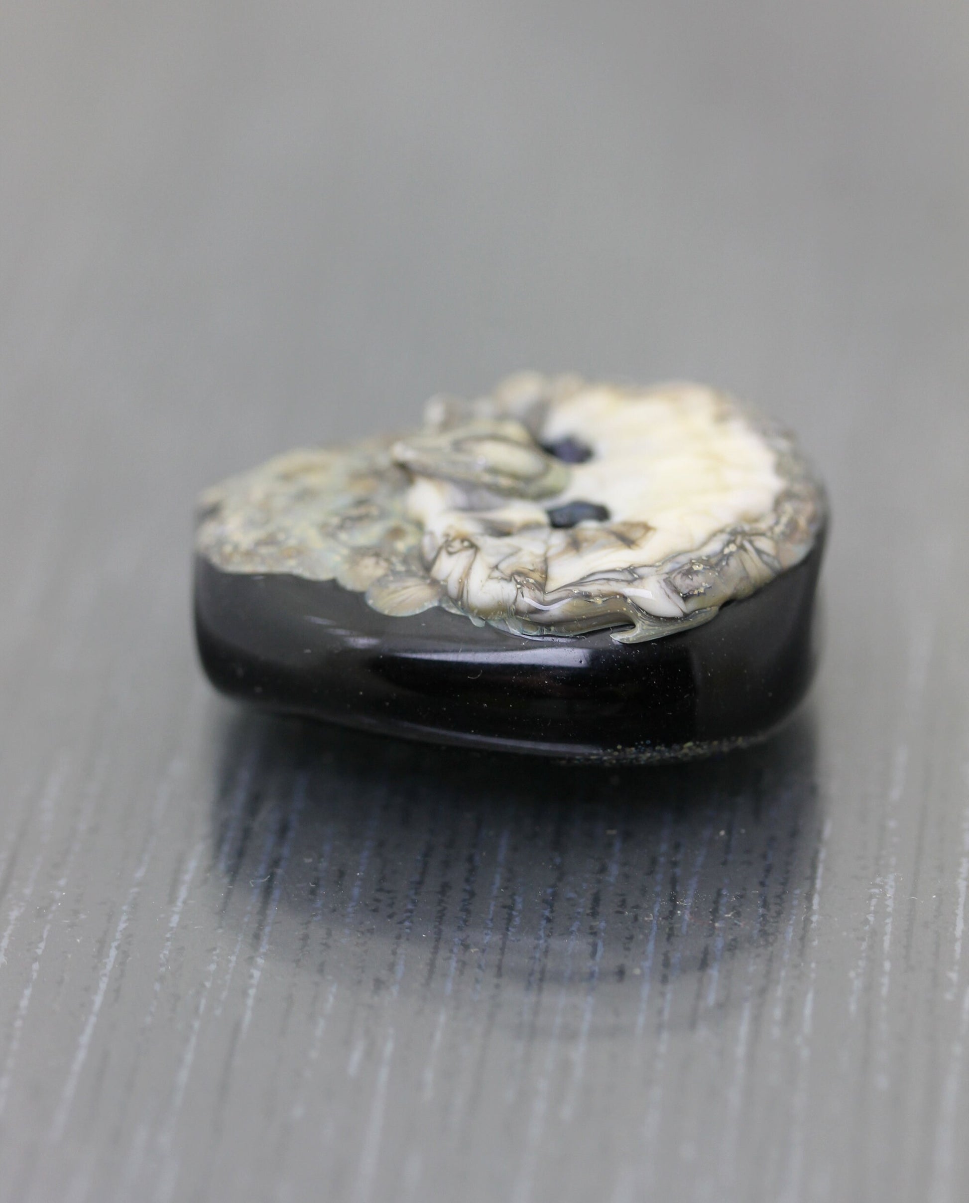 Grande Perle focale chouette ivoire et beige sur fond noir. Centre de collier Perle focale en verre filé fait main. artisan Anne Londez SRA