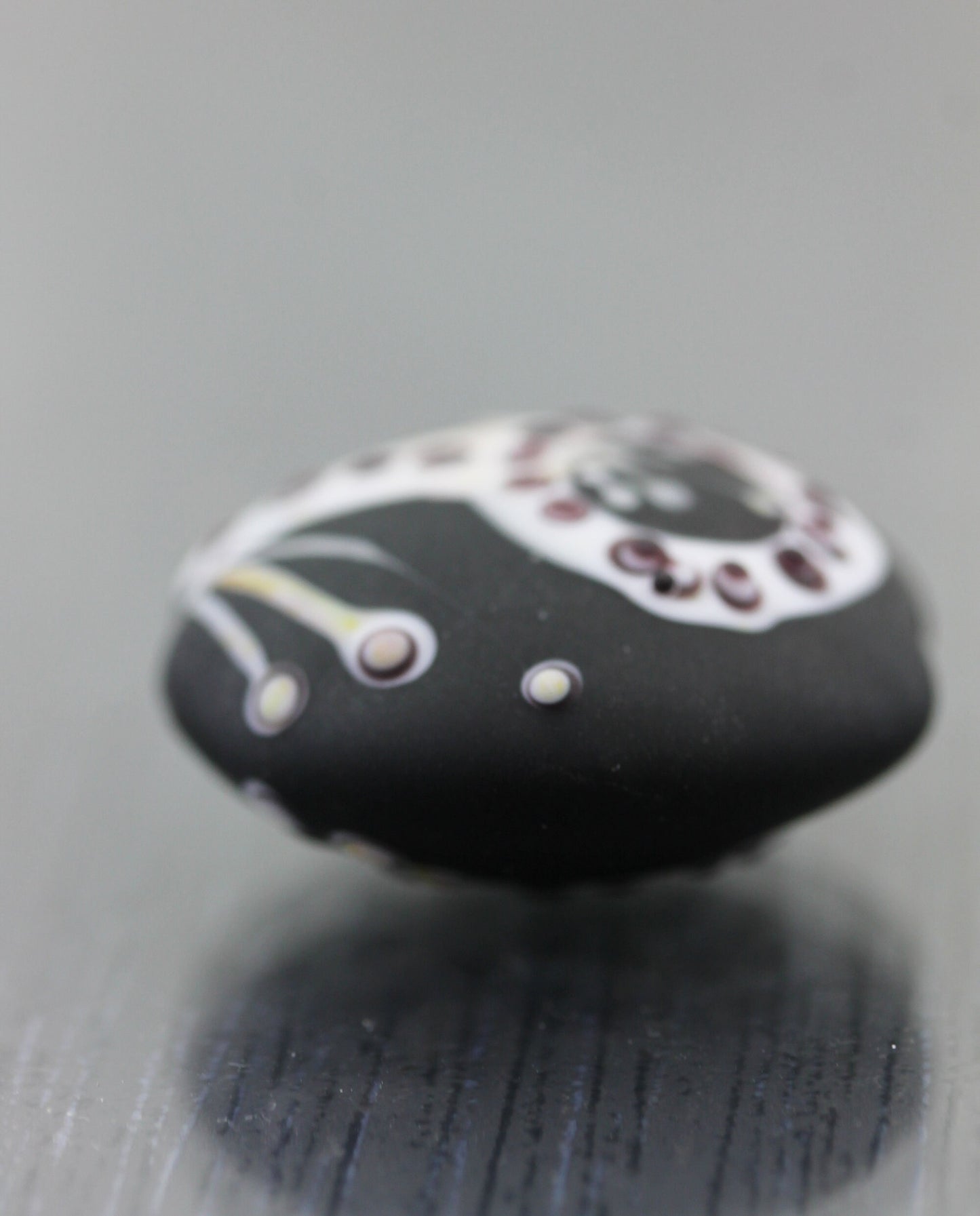 Grande Perle focale noire blanche lentille en verre pour centre de collier. Perle plate Perle en verre dépolie Miro Anne Londez SRA