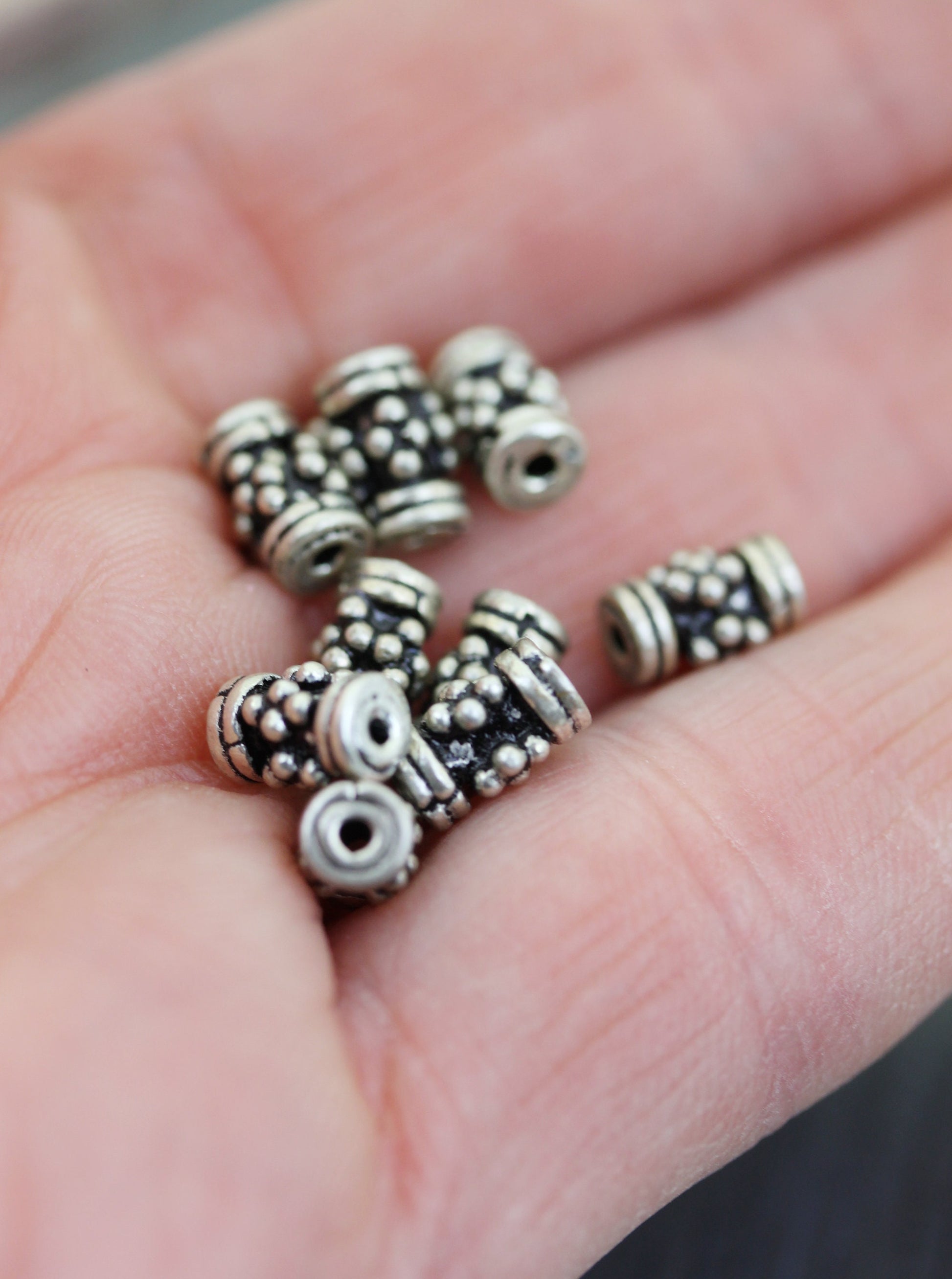 10 petits tubes en argent cylindriques Argent 925 Sterling. Perles motif pois fleur. Fournitures de bijouterie, Intercalaires argentés,