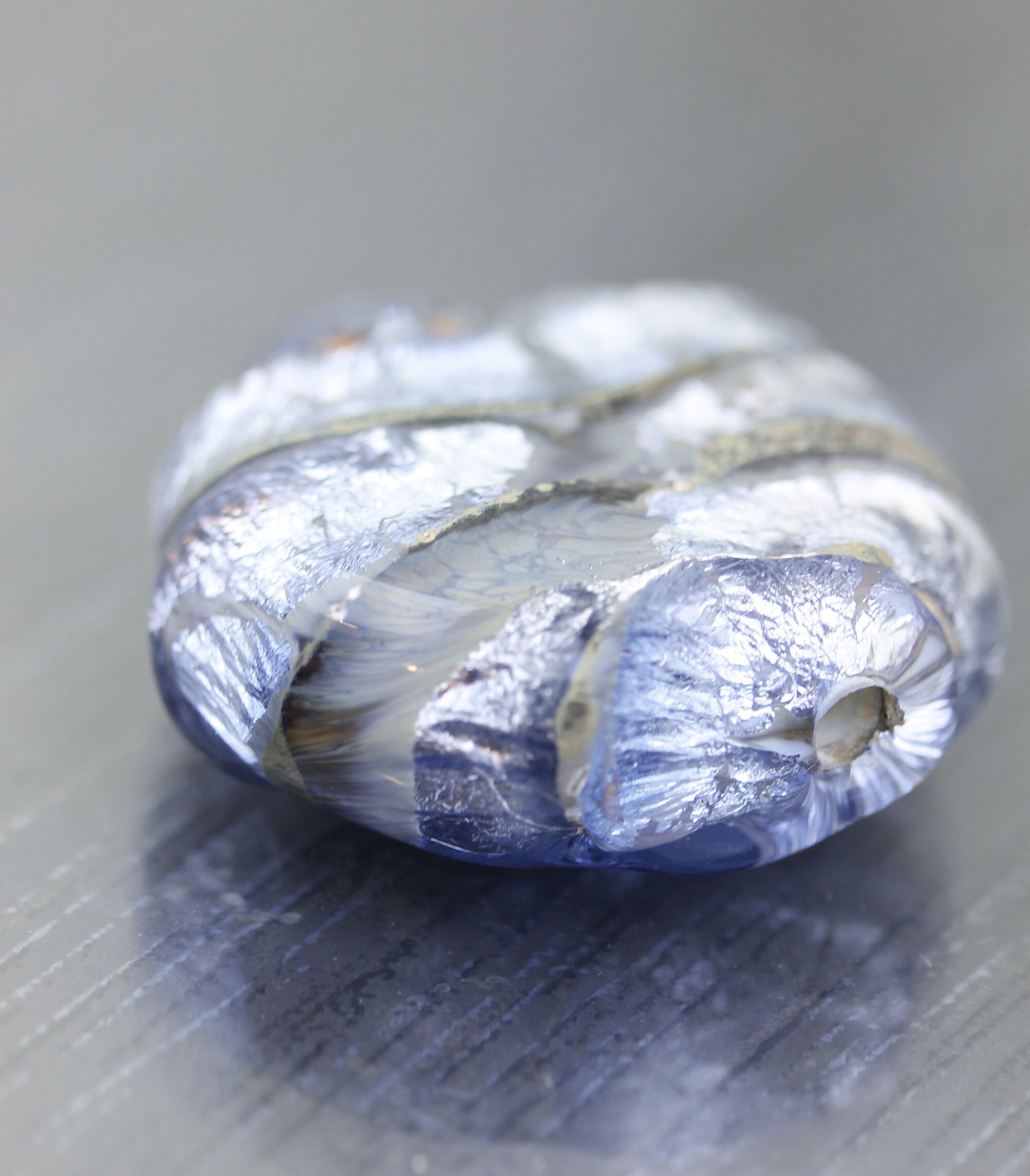 Grande perle focale plate bleue lavande. Centre de collier bleu. Perle en verre lampwork plate par Anne Londez