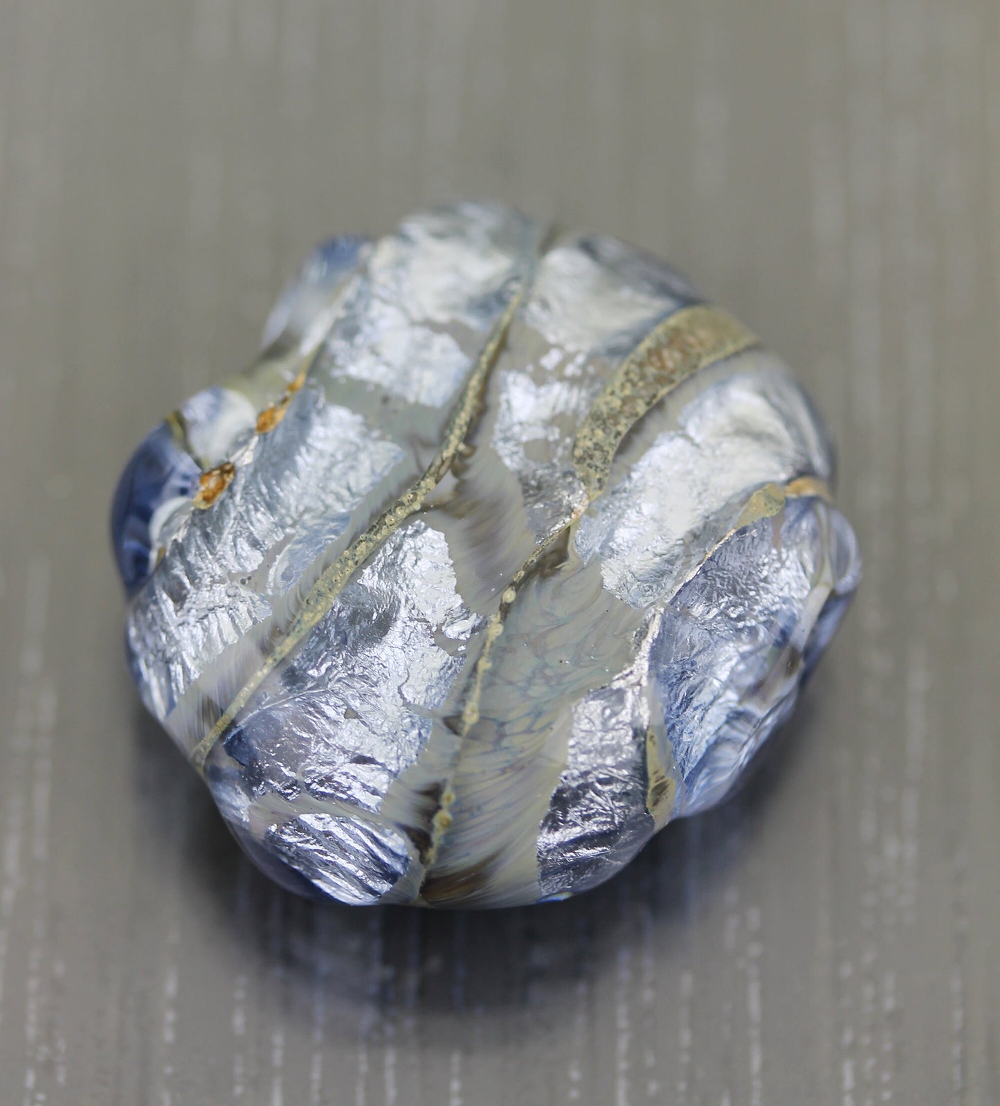 Grande perle focale plate bleue lavande. Centre de collier bleu. Perle en verre lampwork plate par Anne Londez