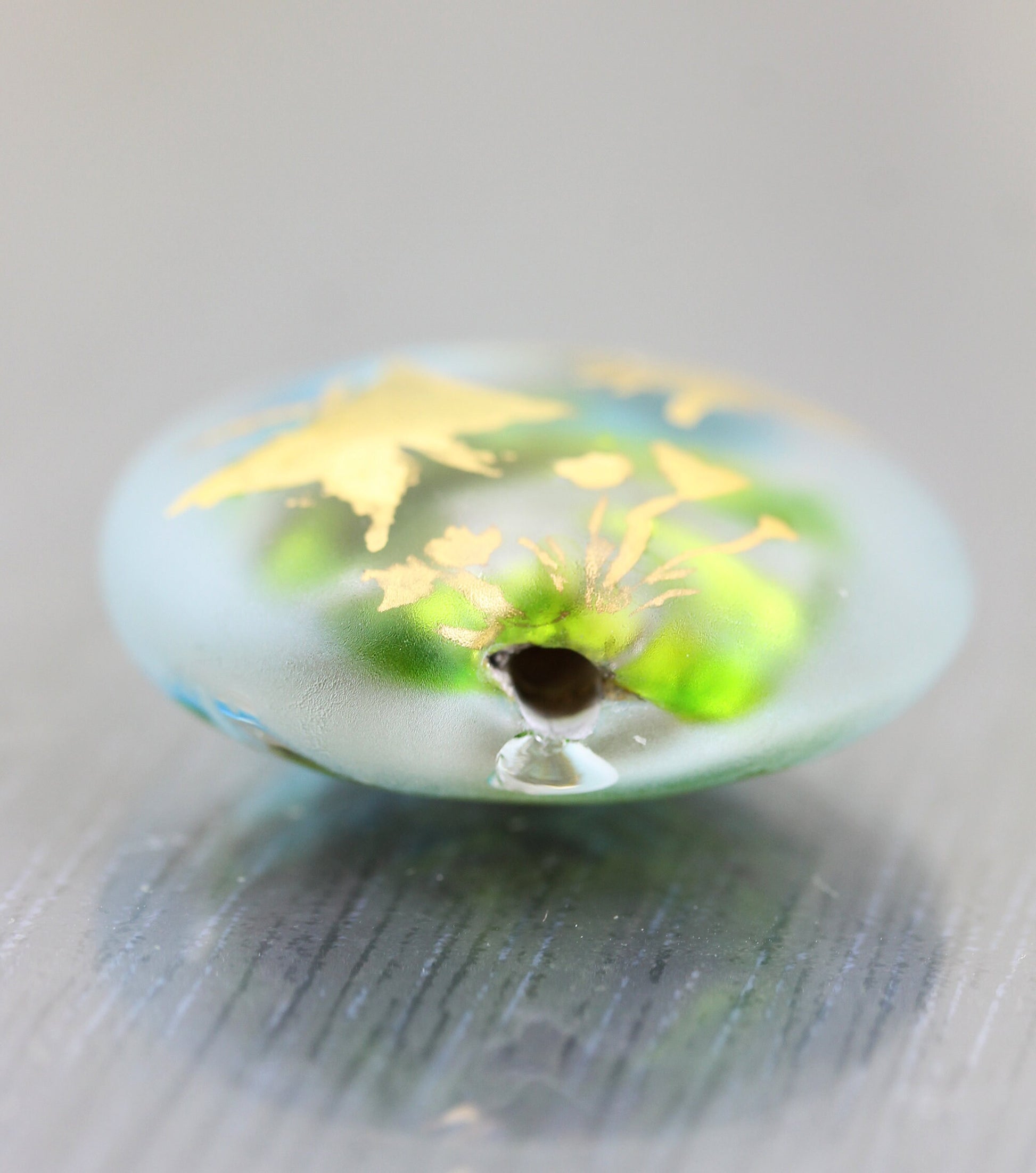 Grand perle focale en verre verte et bleue dorée Cervin faite main pour centre de collier. Perle de verre matte papillons Anne Londez SRA