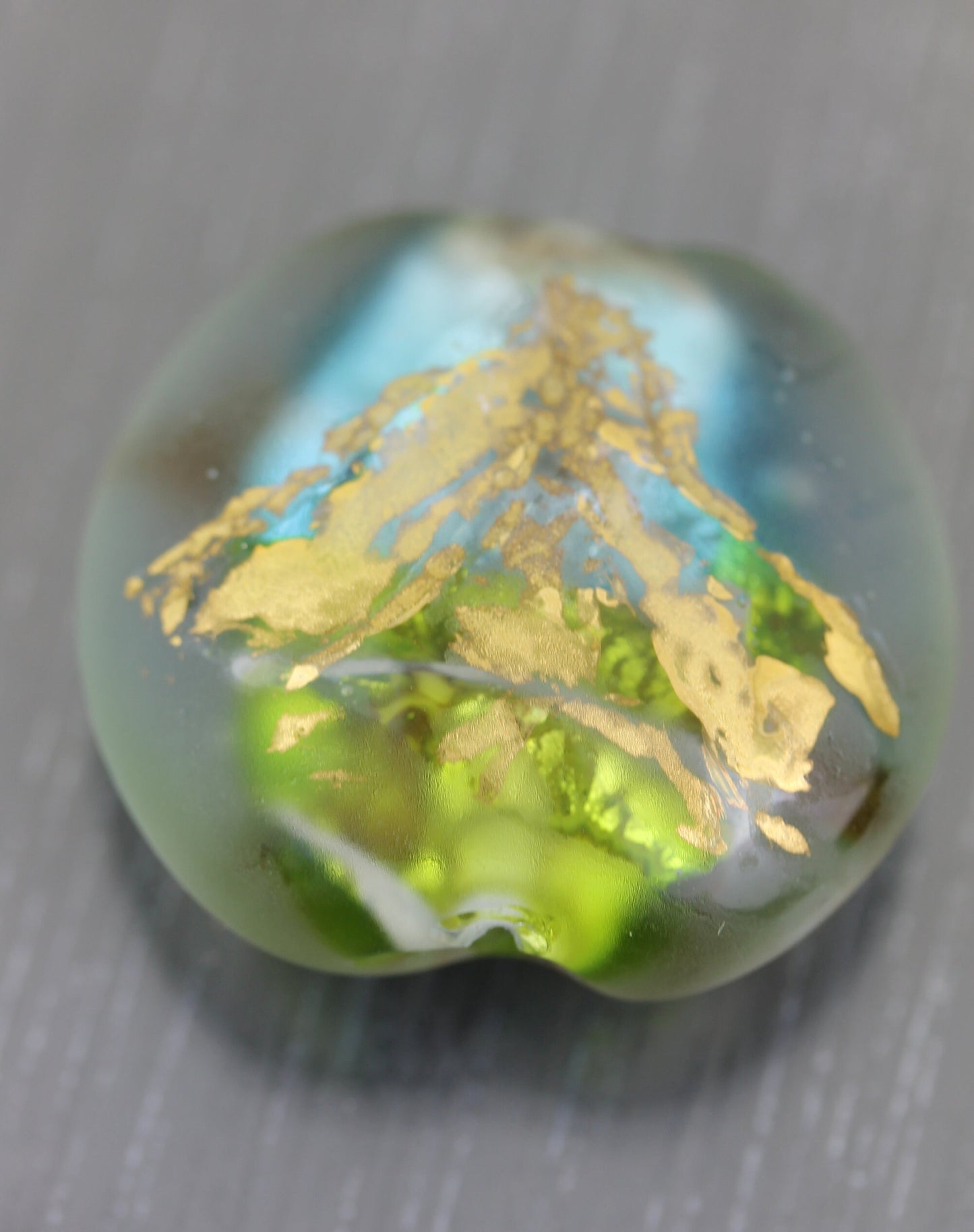 Grand perle focale en verre verte et bleue dorée Cervin faite main pour centre de collier. Perle de verre matte papillons Anne Londez SRA