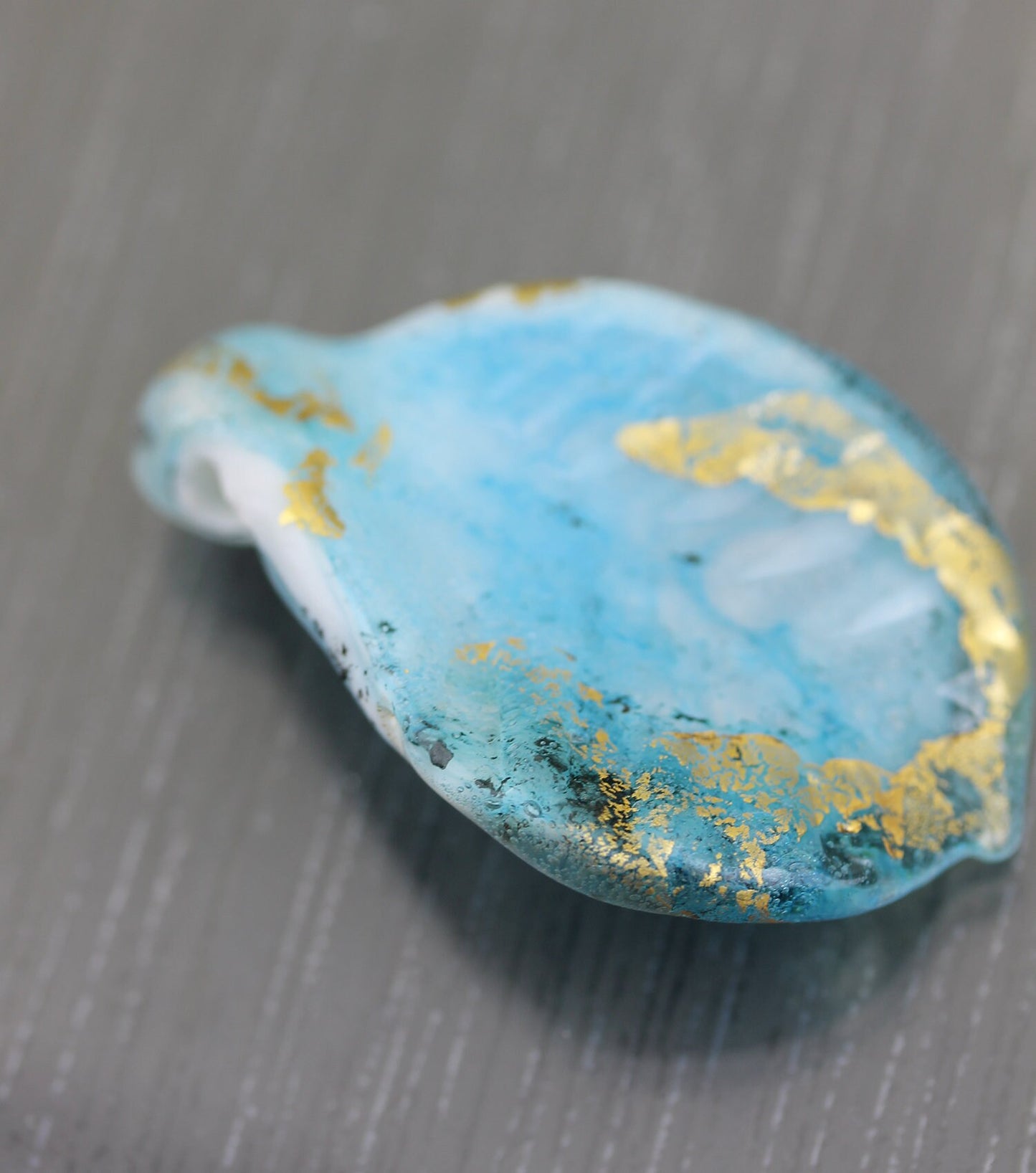 Grande Perle Feuillr/Plume bleu turquoise et or 18 carats. Perle en verre plate fine pour pendentif, centre de collier Anne Londez SRA OOAK