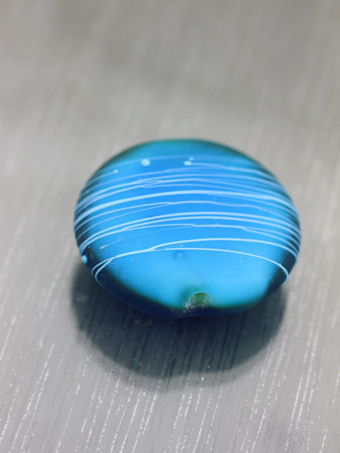 Grande perle lentille bleue turquoise rayée. Perle de verre fait main pour centre de collier. Grosse perle plate ronde Cocon Anne Londez 