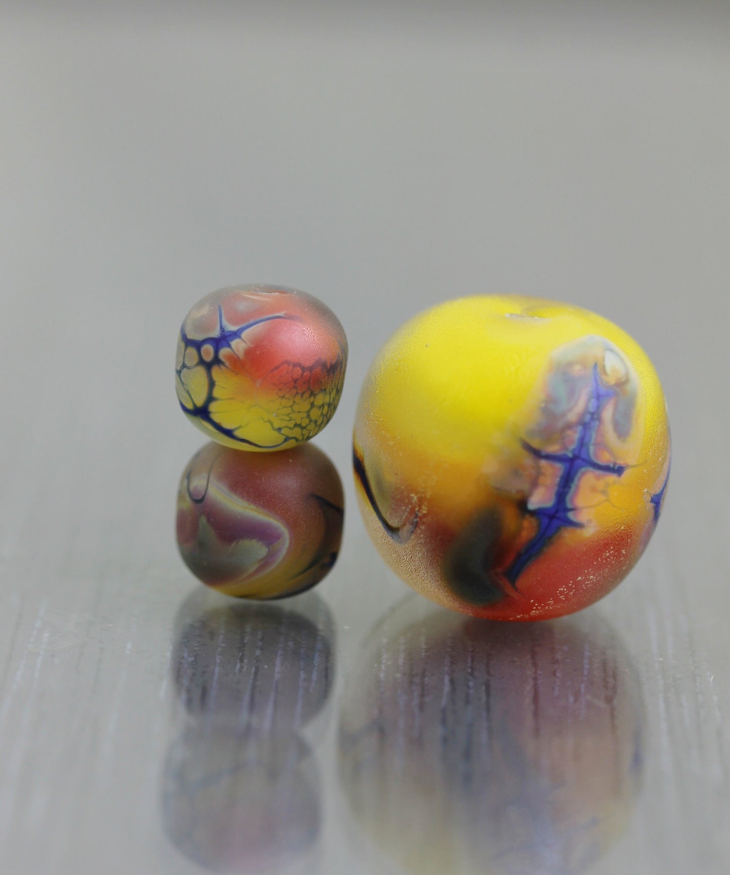 Lot de 3 perles jaunes et rouges pour centre de collier et boucles d'oreilles. Perle en verre fait main matte dépolie. Lampwork Anne Londez