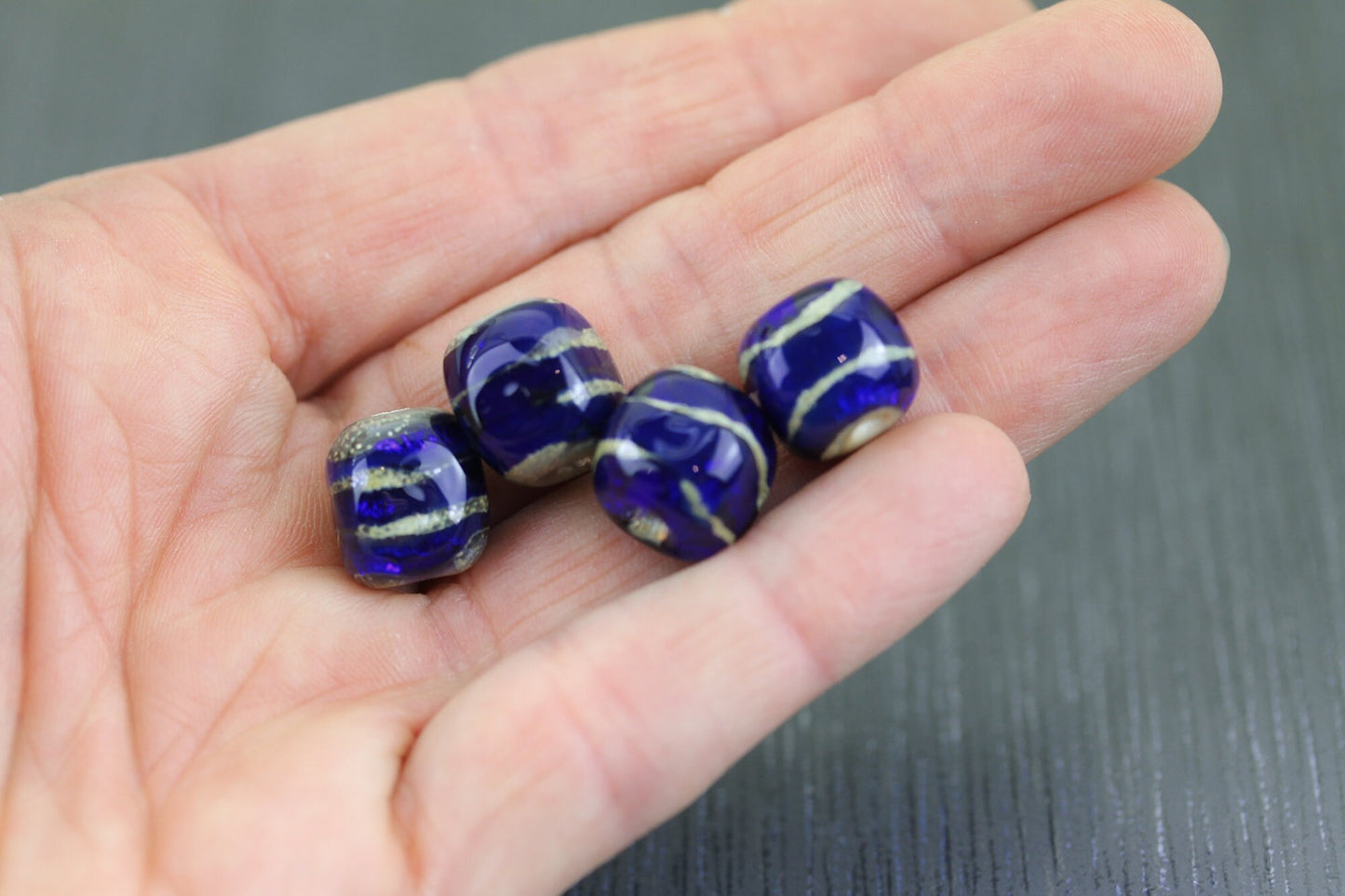 4 perles carrées bleu cobalt sombre. Perles de verre intercalaires grises irrégulières lampwork par Anne Londez