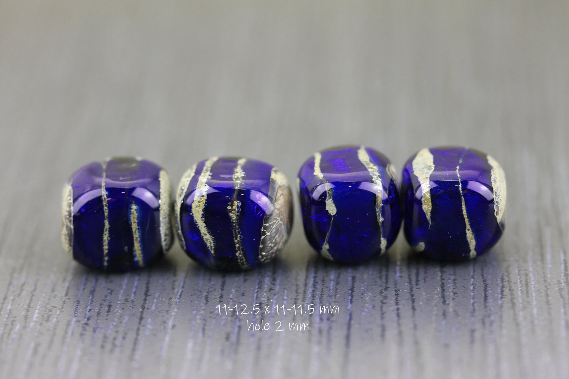 4 perles carrées bleu cobalt sombre. Perles de verre intercalaires grises irrégulières lampwork par Anne Londez