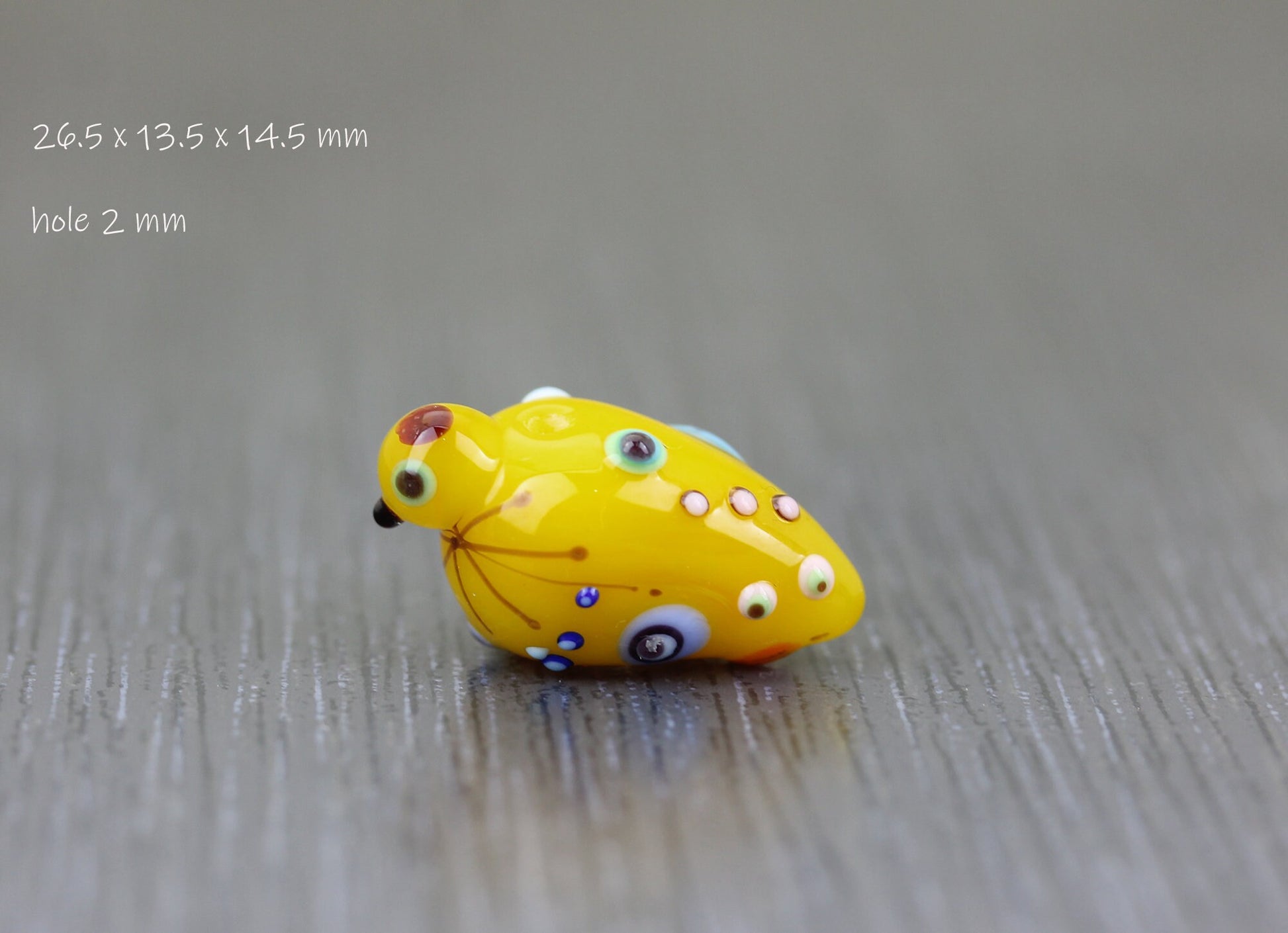 Mini oiseau en verre jaune motif Miro. Perle bleue brillante pour pendentif ou centre de collier. Fait main Anne Londez SRA